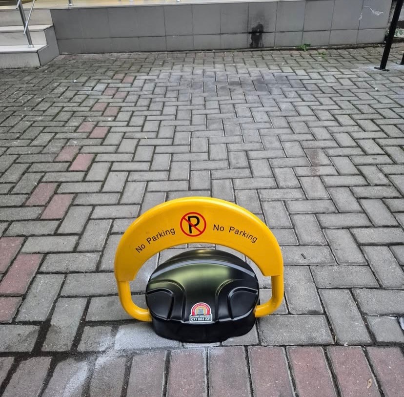 Автоматски паркинг блокатор поставен во гаража